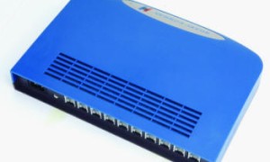 国威WS824-Q208前台正在通话，来电能否自动转移到另一话机